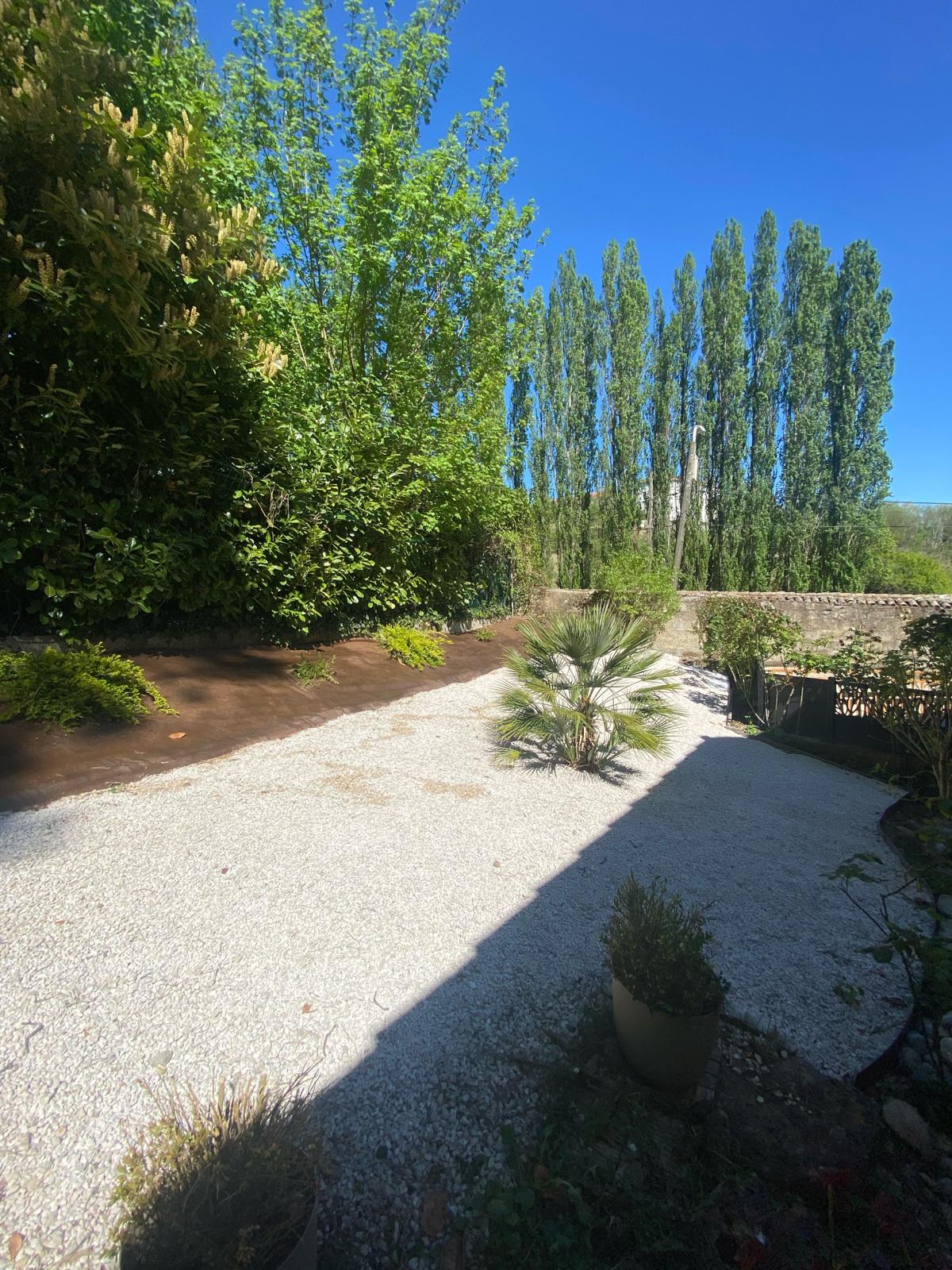Terrasse en bois avec vue urbaine
